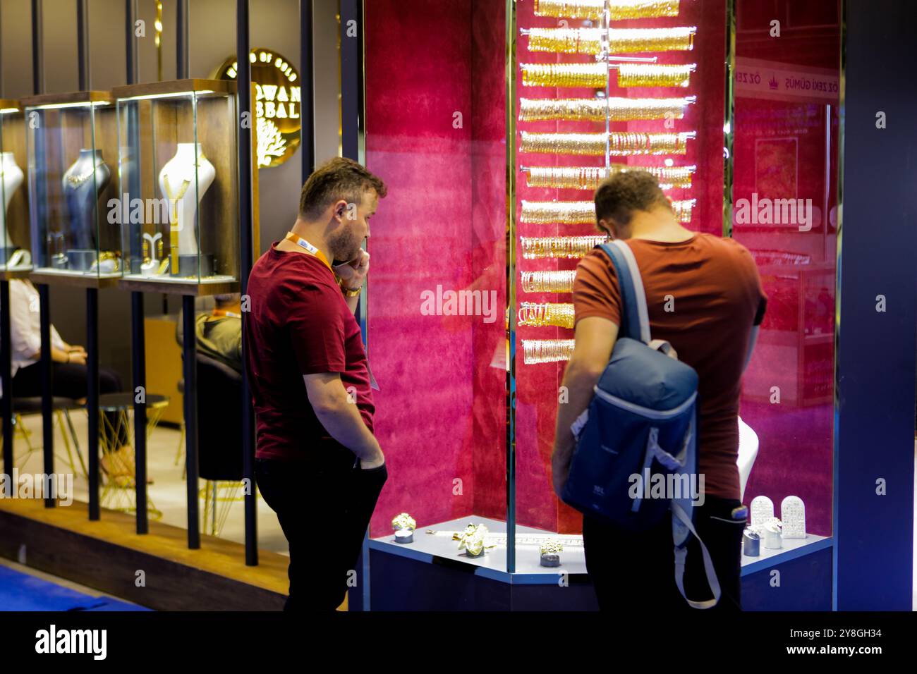 Gaziantep, Türkei. 16. September 2022. Vom 16. Bis 18. September findet in Gaziantep die 16. Ausstellung von Goldschmuck und Silber statt. Rund 20 ausstellende Unternehmen und Marken stellten einige ihrer Sammlungen vor. An der Ausstellung nahmen Privatpersonen Teil, die sich für Schmuck, Diamanten, Edelsteine, Perlen und Uhren interessierten. aber auch von Unternehmen und Ladenbesitzern aus dem Nahen Osten und der ganzen Welt. Die Ausstellung wurde von der Organisation Start Fuarcilik organisiert Stockfoto