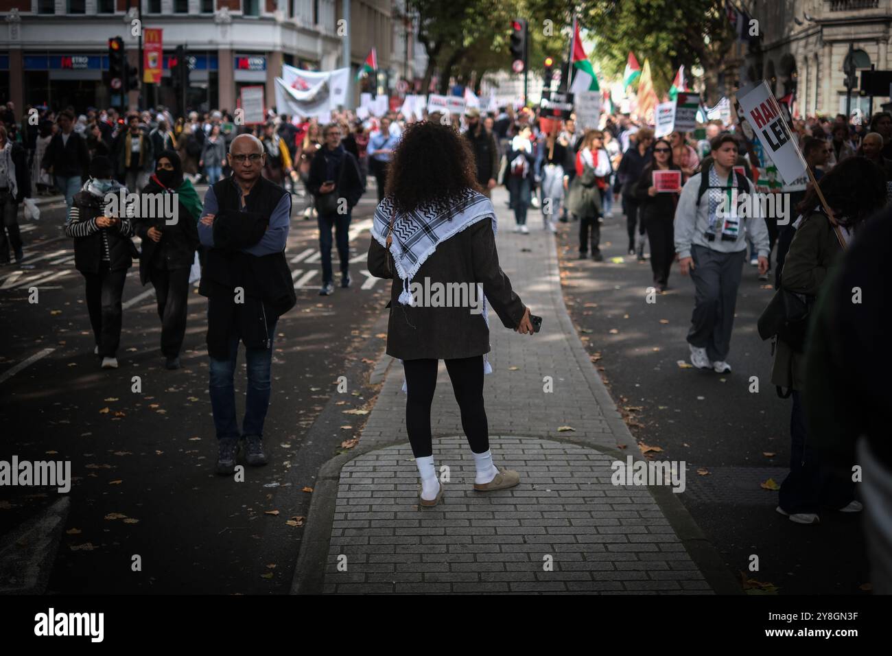 London, Vereinigtes Königreich. Oktober 2024. Demonstranten gehen eine nationale Demonstration in Solidarität mit Palästina, um einen Waffenstillstand und das Ende des Völkermords in Gaza zu fordern. Laura Gaggero/Alamy Live News Stockfoto