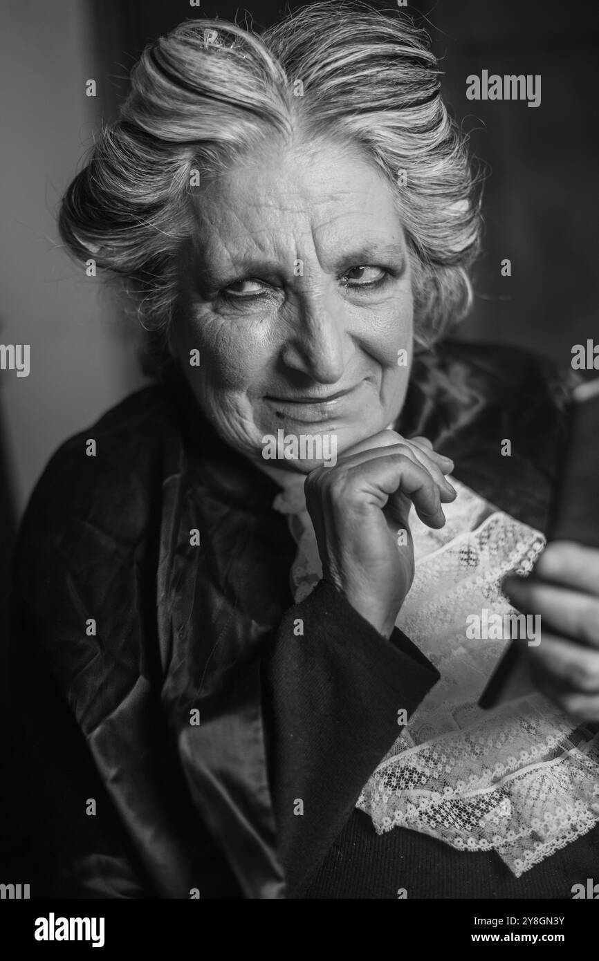 Die autoritative Richterin runzt die Stirn, während sie die Nachrichten auf ihrem Smartphone liest. Sie trägt ihre professionelle Kleidung und scheint sich zu nähern Stockfoto