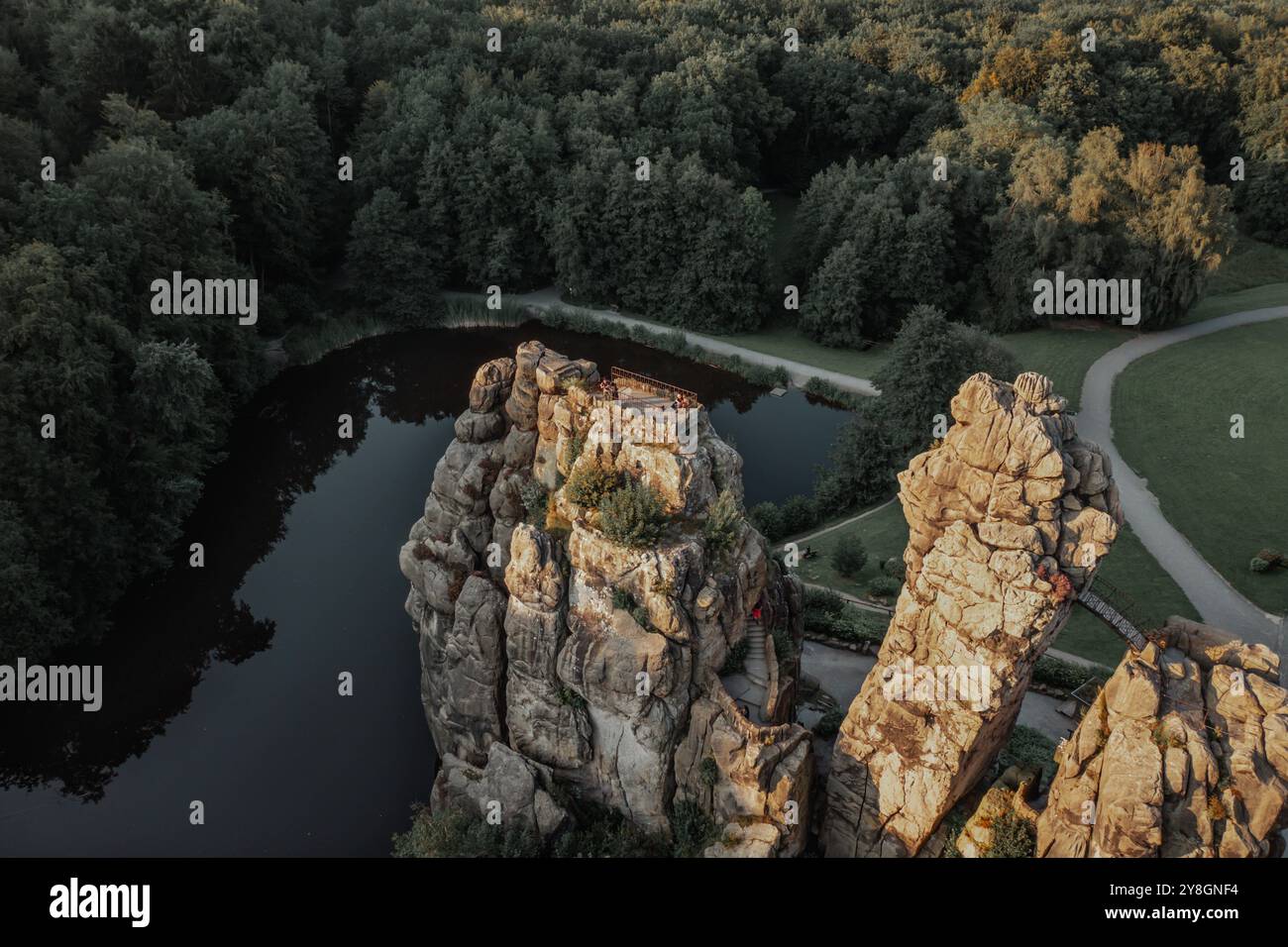 Naturattraktionen in Deutschland Drohnenblick auf die Externsteine, eine Sandsteinformation im Teutoburger Wald Stockfoto