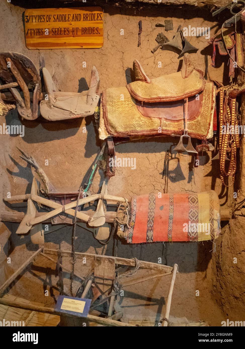 Traditionelle Artefakte im Draa Valley Arts and Traditions Museum, Zagora, Marokko Stockfoto