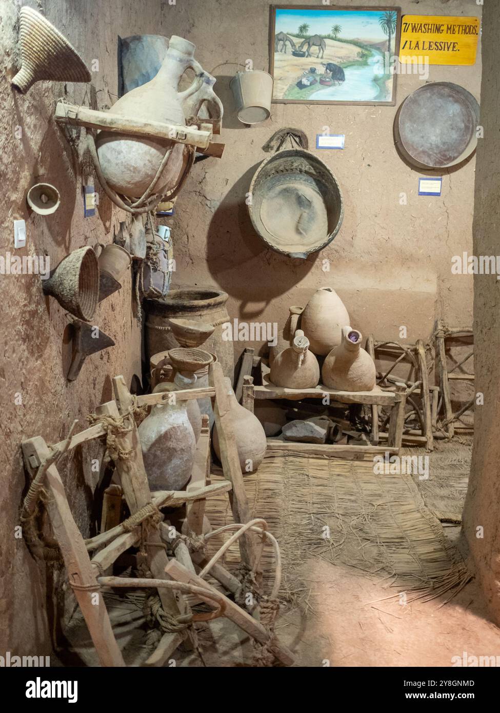 Traditionelle Artefakte im Draa Valley Arts and Traditions Museum, Zagora, Marokko Stockfoto