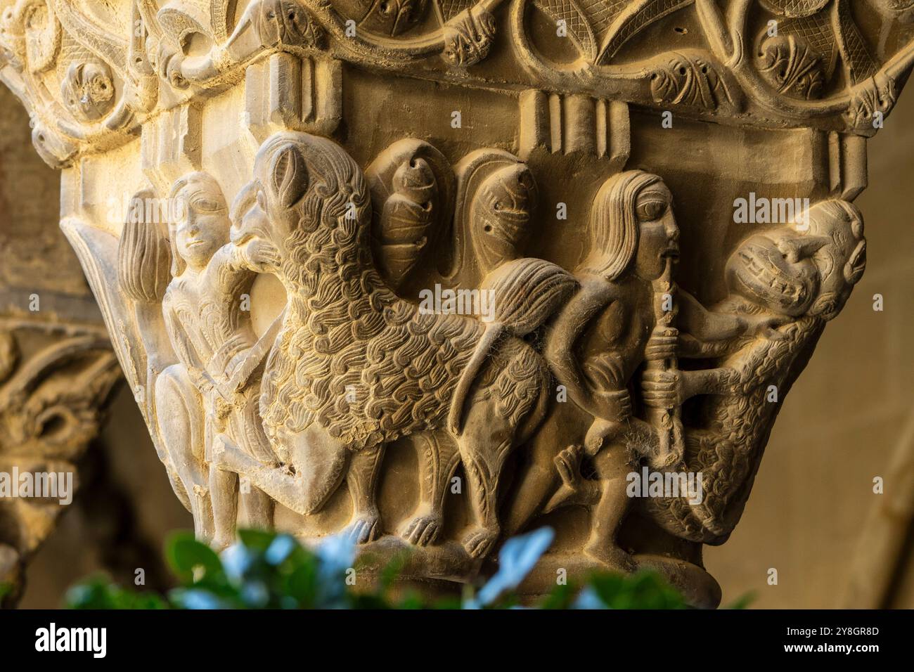 Frau mit einer Kette im Mund, die mit einer fantastischen Bestie kämpft, romanische Hauptstadt im Kreuzgang, Kloster San Pedro el Viejo, Huesca, Gemeinde Aragon, Spanien. Stockfoto