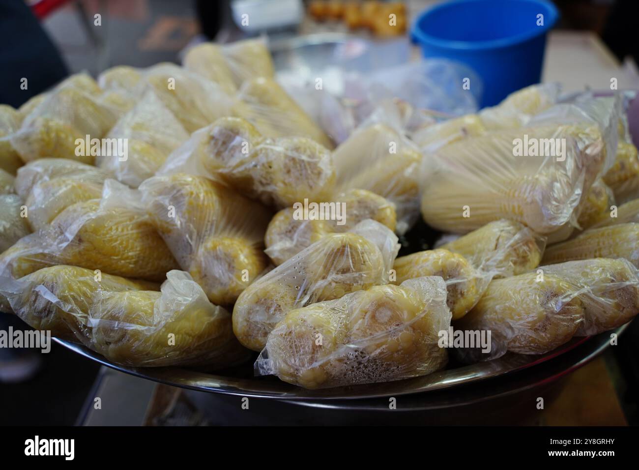 Gedämpfter Mais auf dem Kolben zum Verkauf auf einem koreanischen Markt Stockfoto