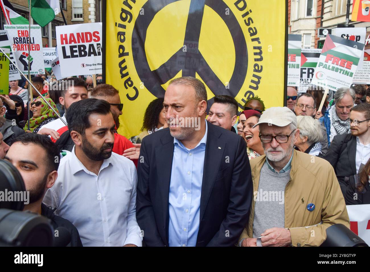 London, Großbritannien. Oktober 2024. Der ehemalige erste schottische Minister Humza Yousaf, der palästinensische Botschafter im Vereinigten Königreich Husam Zomlot und Jeremy Corbyn nehmen Teil, als Tausende von Menschen in Zentral-London in Solidarität mit Palästina und dem Libanon marschieren, um den ersten Jahrestag des Krieges zwischen Israel und der Hamas zu feiern, der begann, als die Hamas am 7. Oktober 2023 beim Nova-Musikfestival Israelis tötete und entführte. Quelle: Vuk Valcic/Alamy Live News Stockfoto