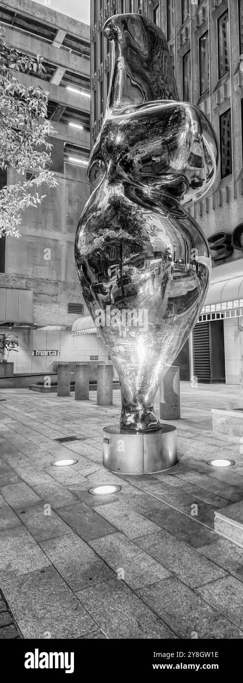 Schwarzweißfoto einer seltsamen Skulptur in Atlanta, außerhalb eines Hotels (GA, Atlanta City, 2024) Stockfoto