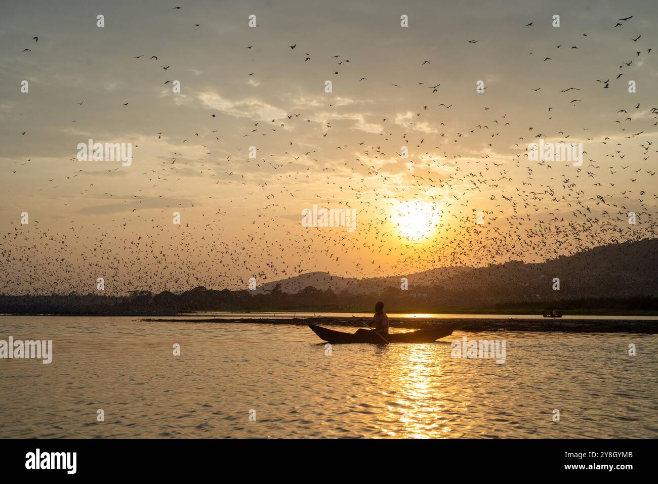 Ein fischer in einem Boot bei Sonnenuntergang im Victoria-See - Uganda Stockfoto