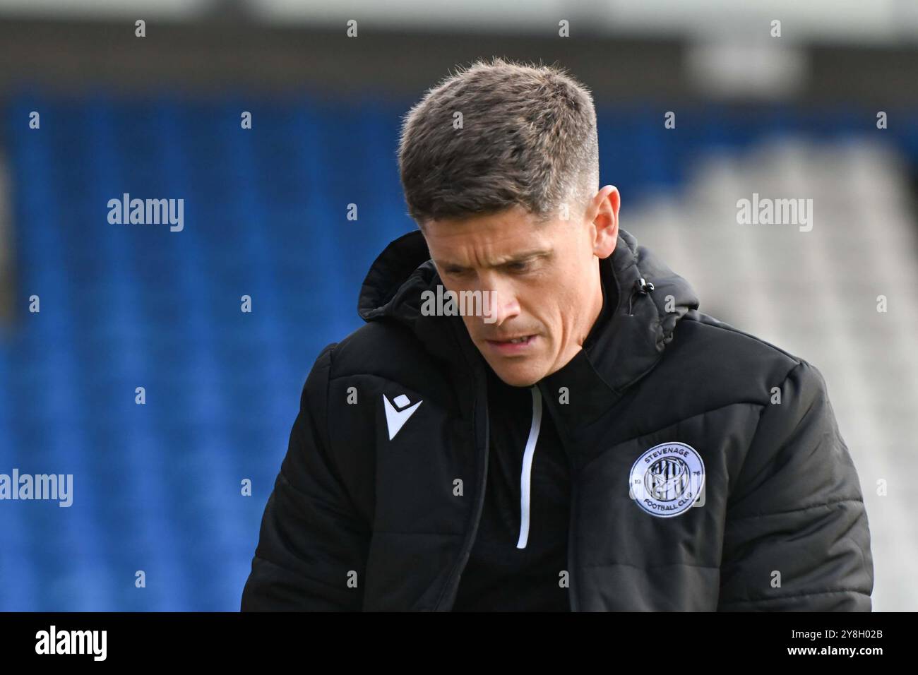 Trainer Alex Revell (Manager Stevenage) während des Spiels der Sky Bet League 1 zwischen Peterborough und Stevenage in der London Road, Peterborough am Samstag, den 5. Oktober 2024. (Foto: Kevin Hodgson | MI News) Credit: MI News & Sport /Alamy Live News Stockfoto