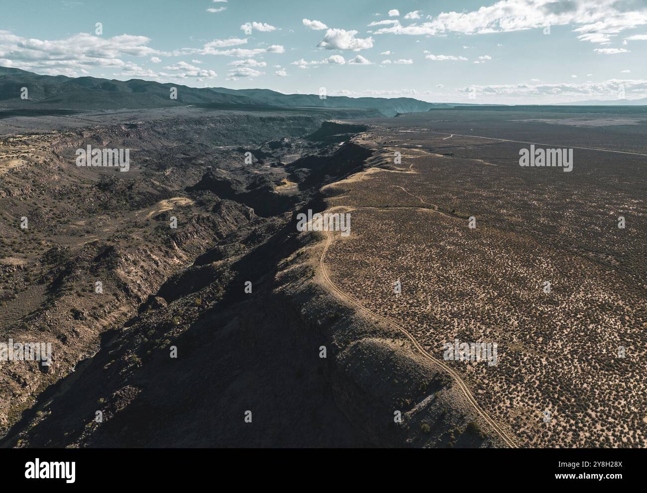 Aus der Vogelperspektive der Rio Grande River Gorge in der Nähe von Taos, New Mexico, USA Stockfoto