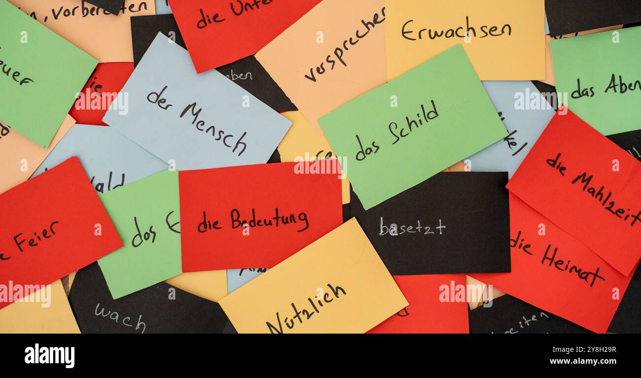 Nahaufnahme nahtloses Foto von bunten Flash-Karten mit handgeschriebenen deutschen Wörtern als Konzept für das Erlernen neuer Sprachen. Bildung und Tutorial. Stockfoto