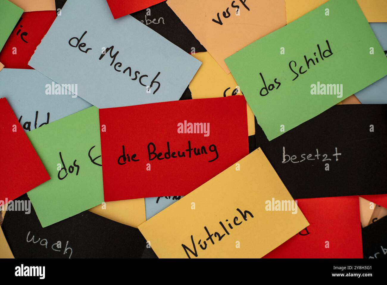 Nahaufnahme nahtloses Foto von bunten Flash-Karten mit handgeschriebenen deutschen Wörtern als Konzept für das Erlernen neuer Sprachen. Bildung und Tutorial. Stockfoto