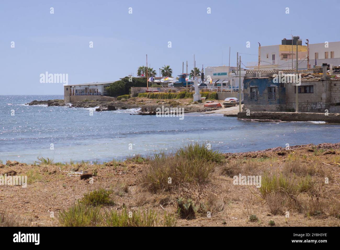 Blick auf den Westen am Strand von Torre Colimena Stockfoto