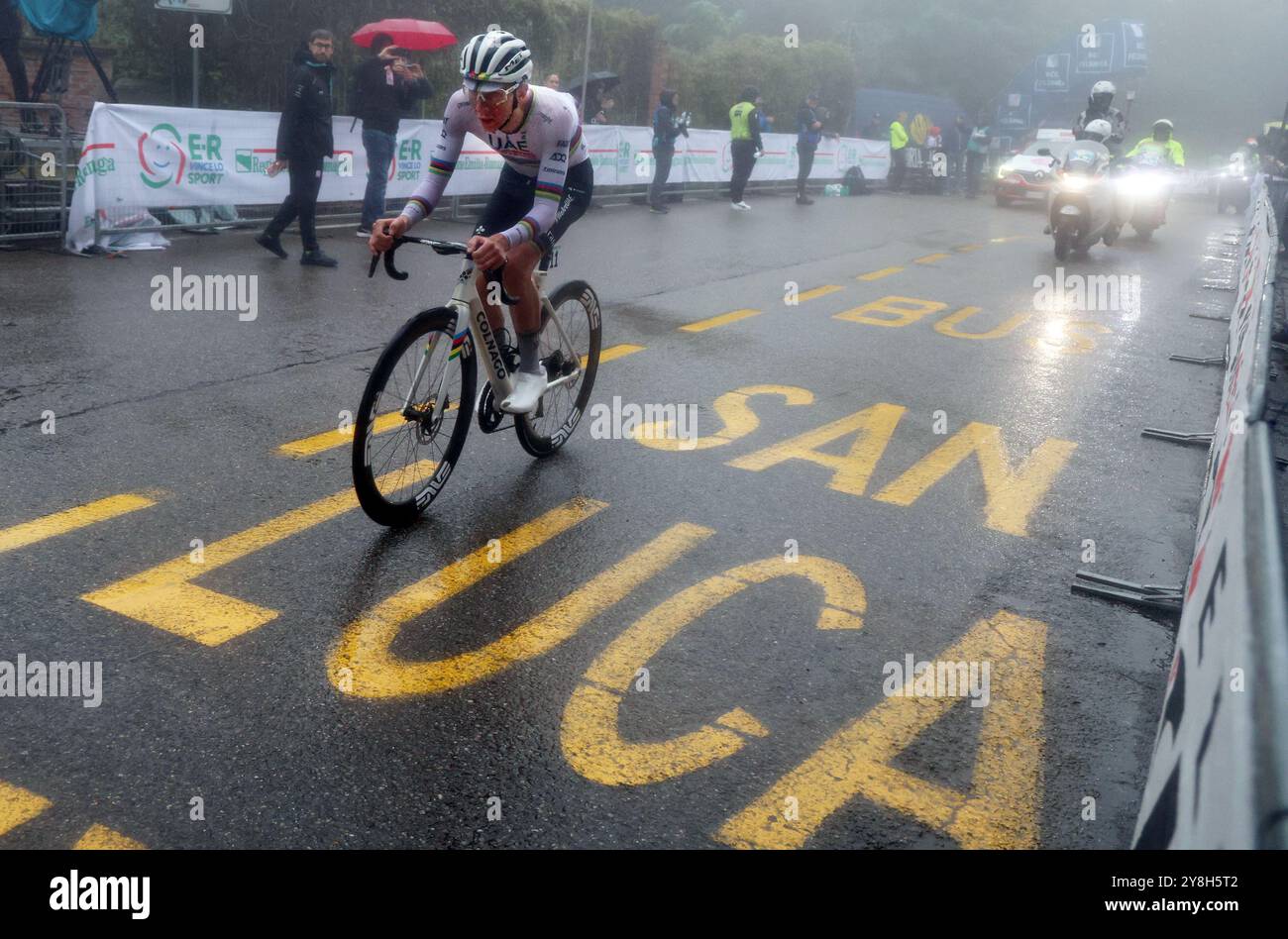 Bologna, Italien. Oktober 2024. Bologna, Italia - Cronaca - 5 Ottobre 2024 - Gara ciclistica Giro dell'Emilia vincitore Tadej Pogacar - (Foto Michele Nucci/LaPresse) News - Bologna, Italien - 05. Oktober 2024 - Gewinner des Giro dell'Emilia-Radrennens Tadej Pogacar - (Foto Michele Nucci/LaPresse) Credit: LaPresse/Alamy Live News Stockfoto