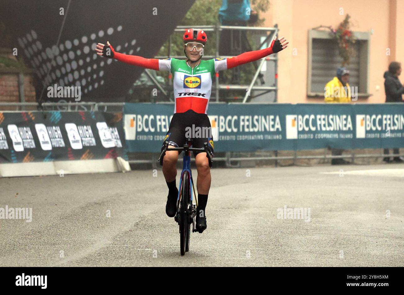 Bologna, Italien. Oktober 2024. Bologna, Italia - Cronaca - 5 Ottobre 2024 - Gara ciclistica Giro dell'Emilia vincitore Tadej Pogacar - (Foto Michele Nucci/LaPresse) News - Bologna, Italien - 05. Oktober 2024 - Gewinner des Giro dell'Emilia-Radrennens Tadej Pogacar - (Foto Michele Nucci/LaPresse) Credit: LaPresse/Alamy Live News Stockfoto