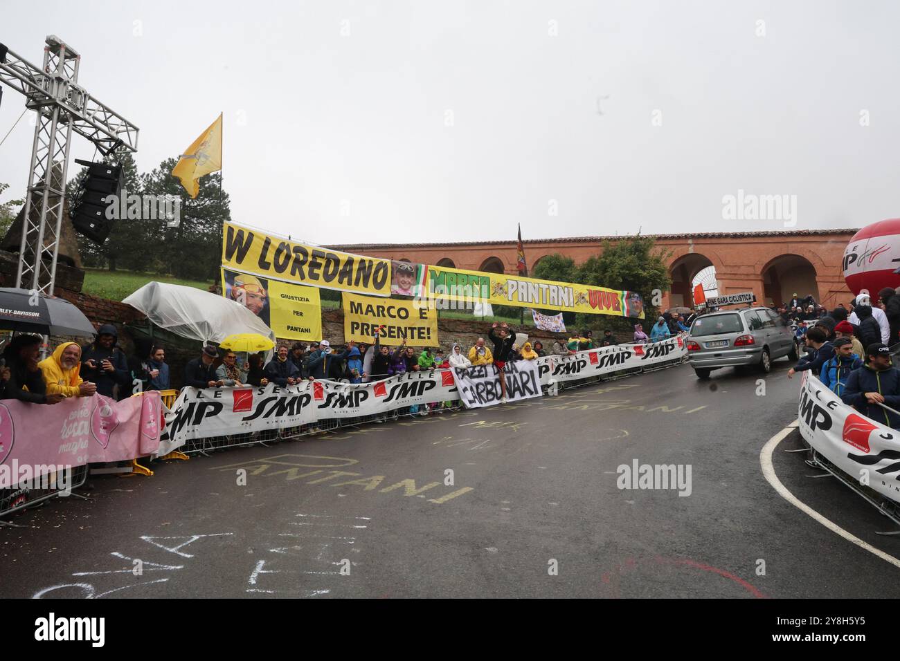 Bologna, Italien. Oktober 2024. Bologna, Italia - Cronaca - 5 Ottobre 2024 - Gara ciclistica Giro dell'Emilia vincitore Tadej Pogacar - (Foto Michele Nucci/LaPresse) News - Bologna, Italien - 05. Oktober 2024 - Gewinner des Giro dell'Emilia-Radrennens Tadej Pogacar - (Foto Michele Nucci/LaPresse) Credit: LaPresse/Alamy Live News Stockfoto