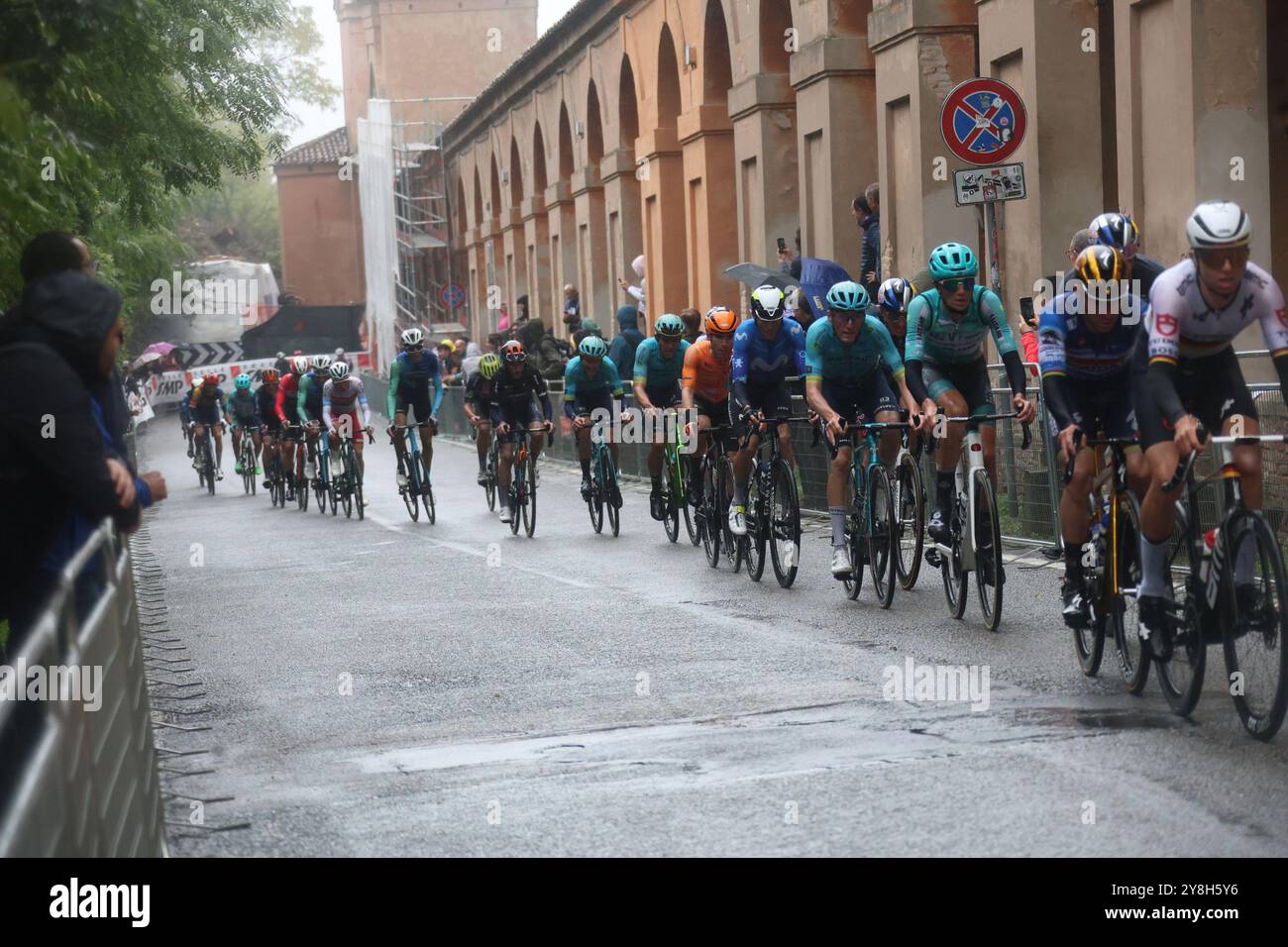 Bologna, Italien. Oktober 2024. Bologna, Italia - Cronaca - 5 Ottobre 2024 - Gara ciclistica Giro dell'Emilia vincitore Tadej Pogacar - (Foto Michele Nucci/LaPresse) News - Bologna, Italien - 05. Oktober 2024 - Gewinner des Giro dell'Emilia-Radrennens Tadej Pogacar - (Foto Michele Nucci/LaPresse) Credit: LaPresse/Alamy Live News Stockfoto