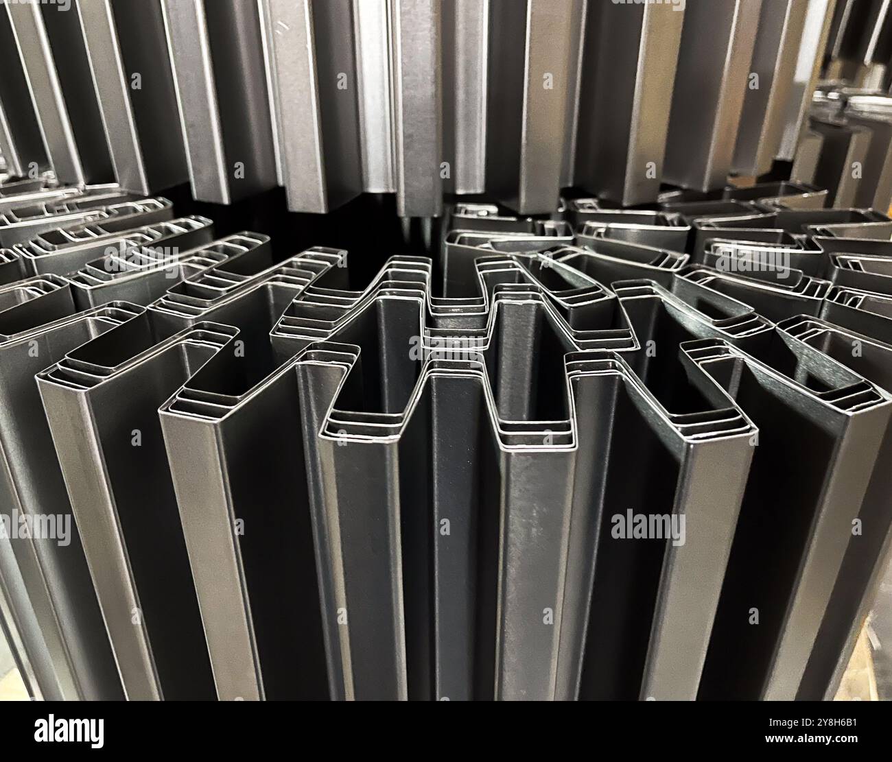 Foto von gestapeltem Metall oder Eisen als Konzept des Konstuktionshintergrunds. Stockfoto