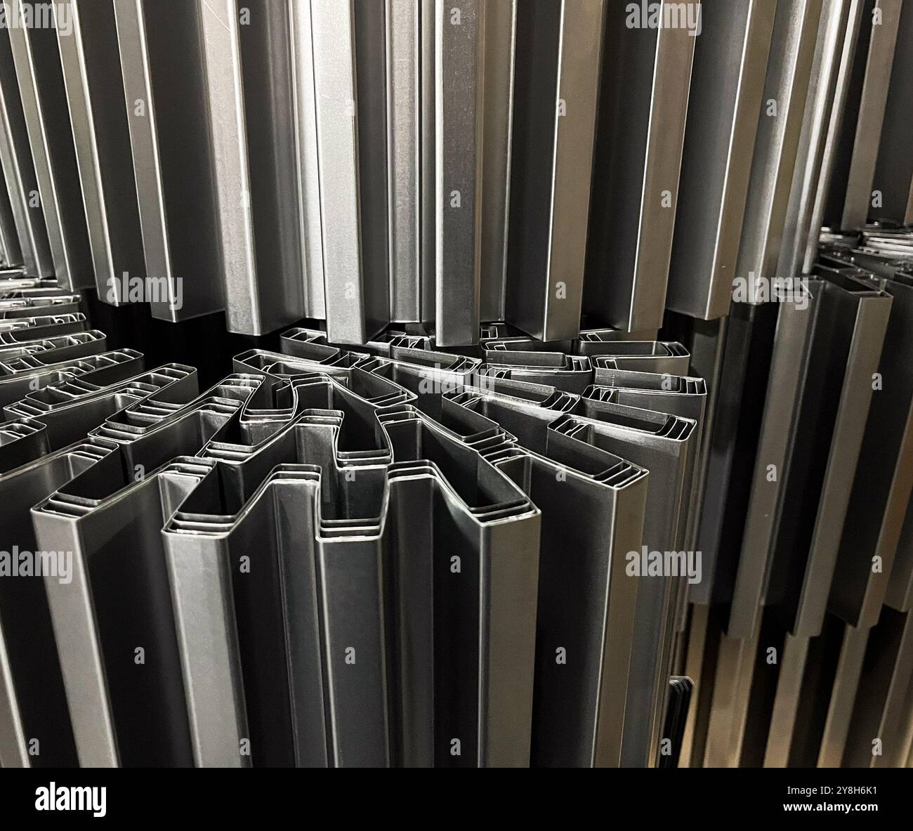 Foto von gestapeltem Metall oder Eisen als Konzept des Konstuktionshintergrunds. Stockfoto