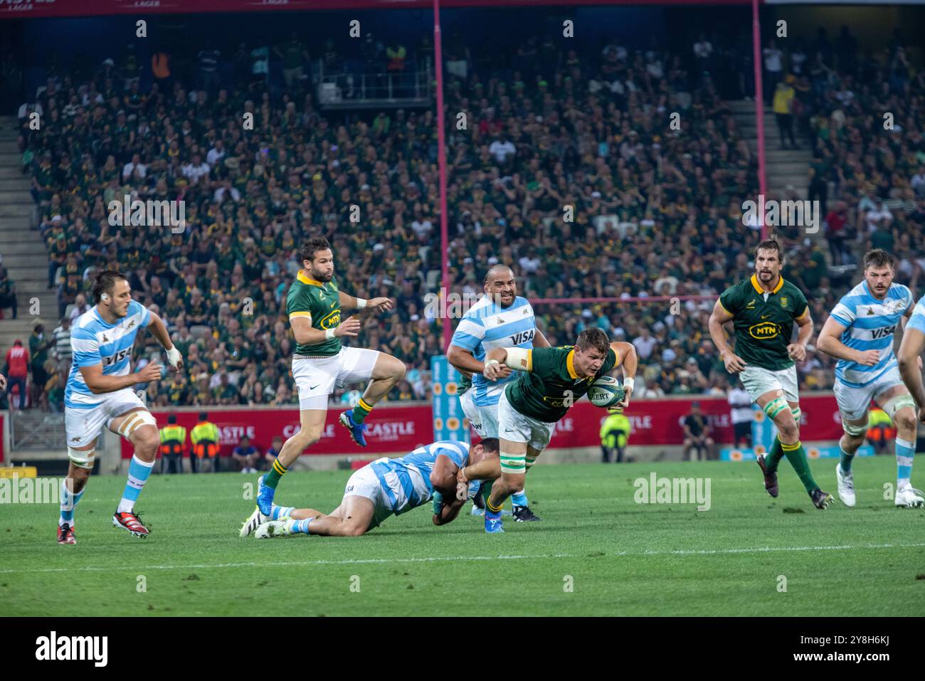 Elrigh Louw geht beim Rugby-Meisterschaftsspiel gegen Los Pumas im Mbombela-Stadion zu Boden Stockfoto