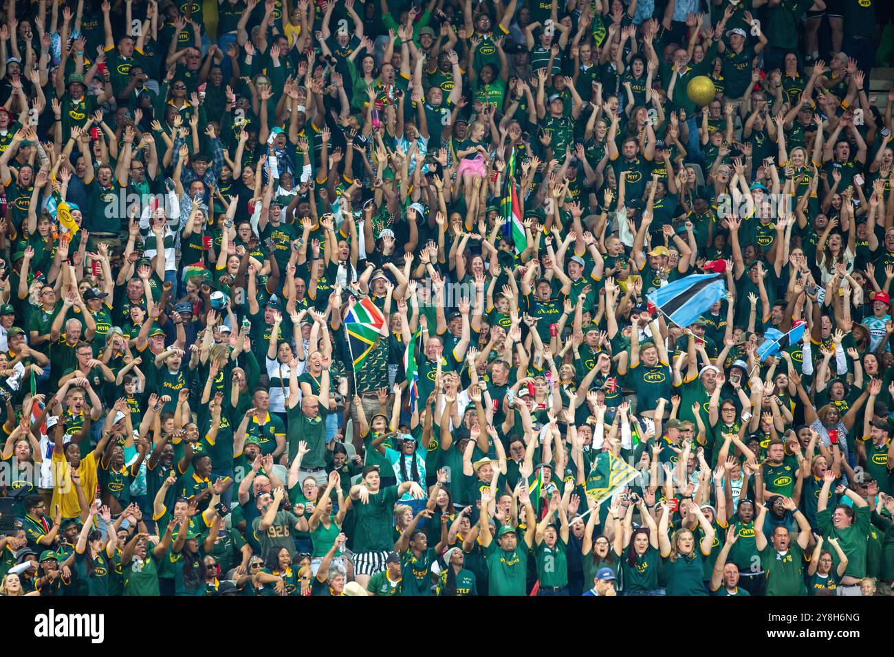 Begeisterte Fans in einem vollgepackten Mbombela-Stadion mit mexikanischer Welle Stockfoto