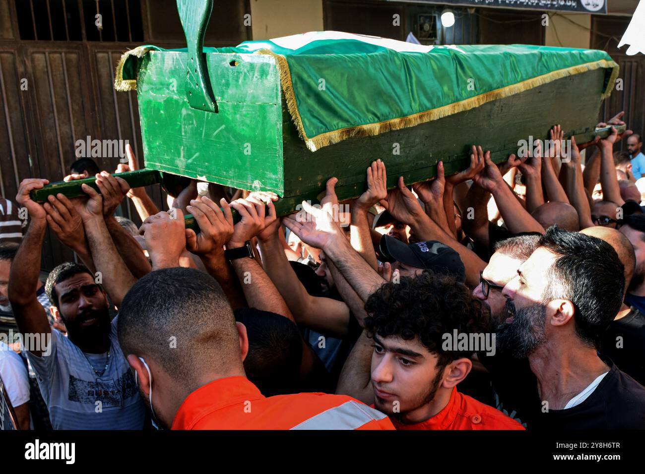 Tripolis, Libanon. Oktober 2024. Anhänger des Libanon und der palästinensischen Hamas tragen den Sarg des Hamas-Führers Saeed Atallah Ali während seiner Trauerprozession in der nördlichen Hafenstadt Tripolis im Libanon. Quelle: Stringer/dpa/Alamy Live News Stockfoto