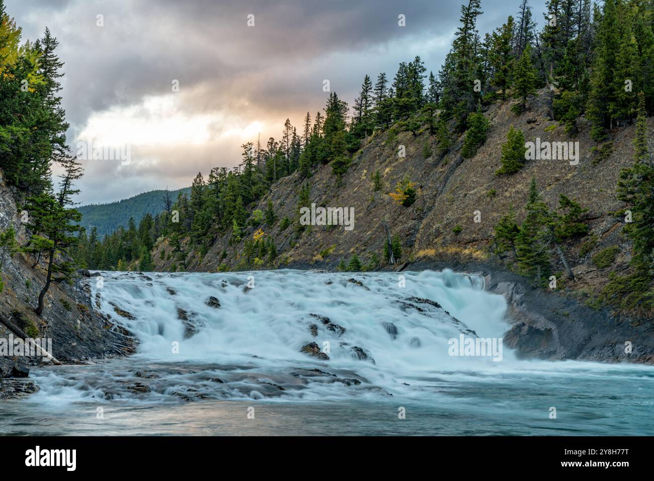 Bow Falls Aussichtspunkt in der Herbstdämmerung. Banff National Park Bow River malerische kanadische Rockies. Stockfoto