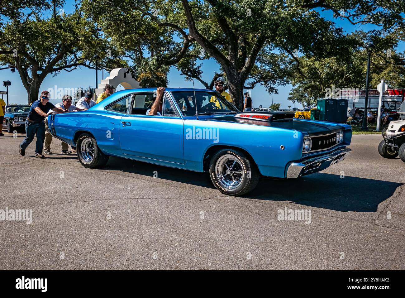 Gulfport, MS - 2. Oktober 2023: Hochperspektivische Vorderansicht eines 2-türigen Dodge Super Bee Hardtops aus dem Jahr 1968 auf einer lokalen Autoshow. Stockfoto