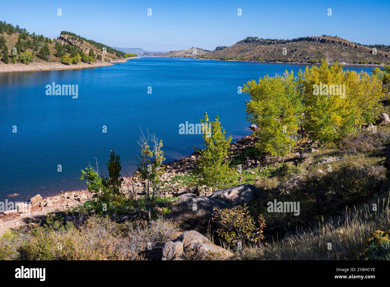Herbstfarben am Horsetooth Reservoir im Larimar County Colorado Stockfoto