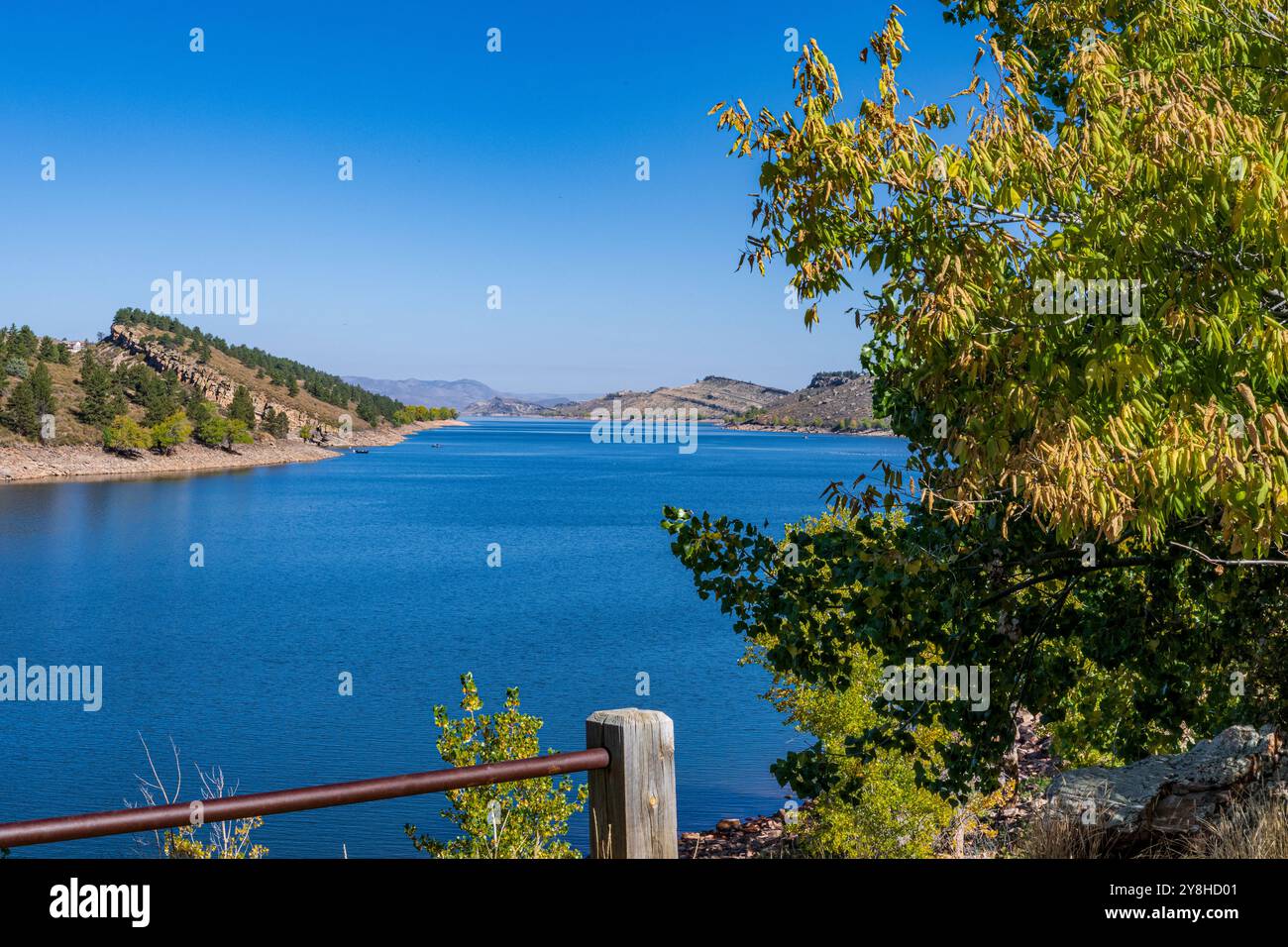 Herbstfarben am Horsetooth Reservoir im Larimar County Colorado Stockfoto