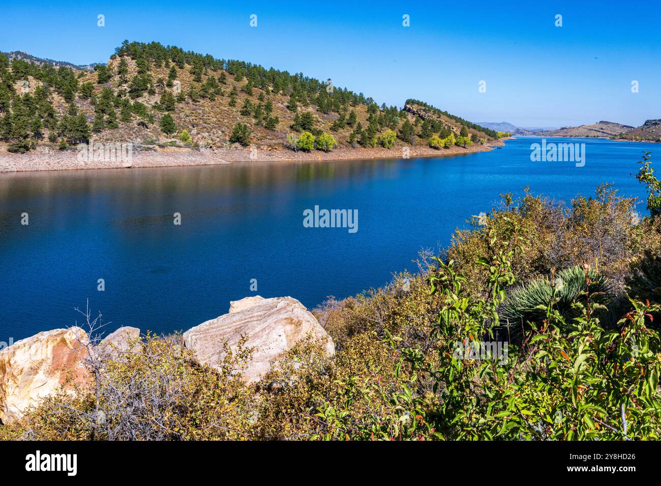 Herbstfarben am Horsetooth Reservoir im Larimar County Colorado Stockfoto