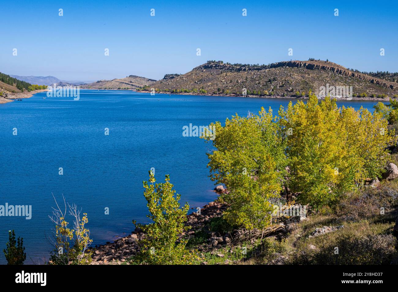 Herbstfarben am Horsetooth Reservoir im Larimar County Colorado Stockfoto