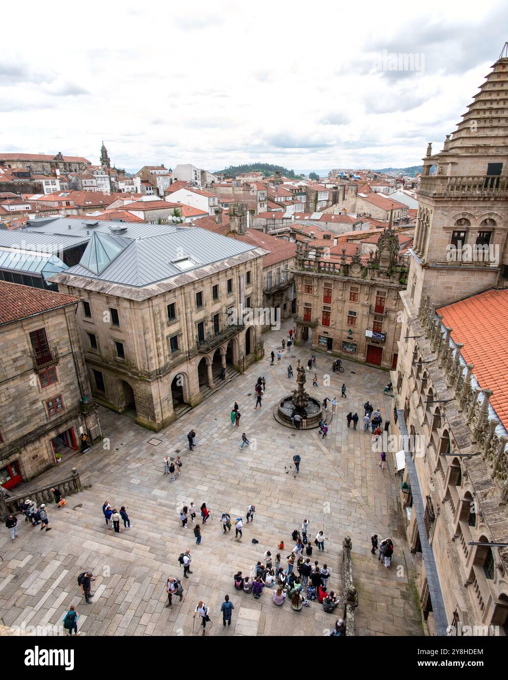 Der Praterias-Platz mit dem Springbrunnen, vom Dach der Kathedrale Santiago de Compostela in Galicien, Spanien Stockfoto