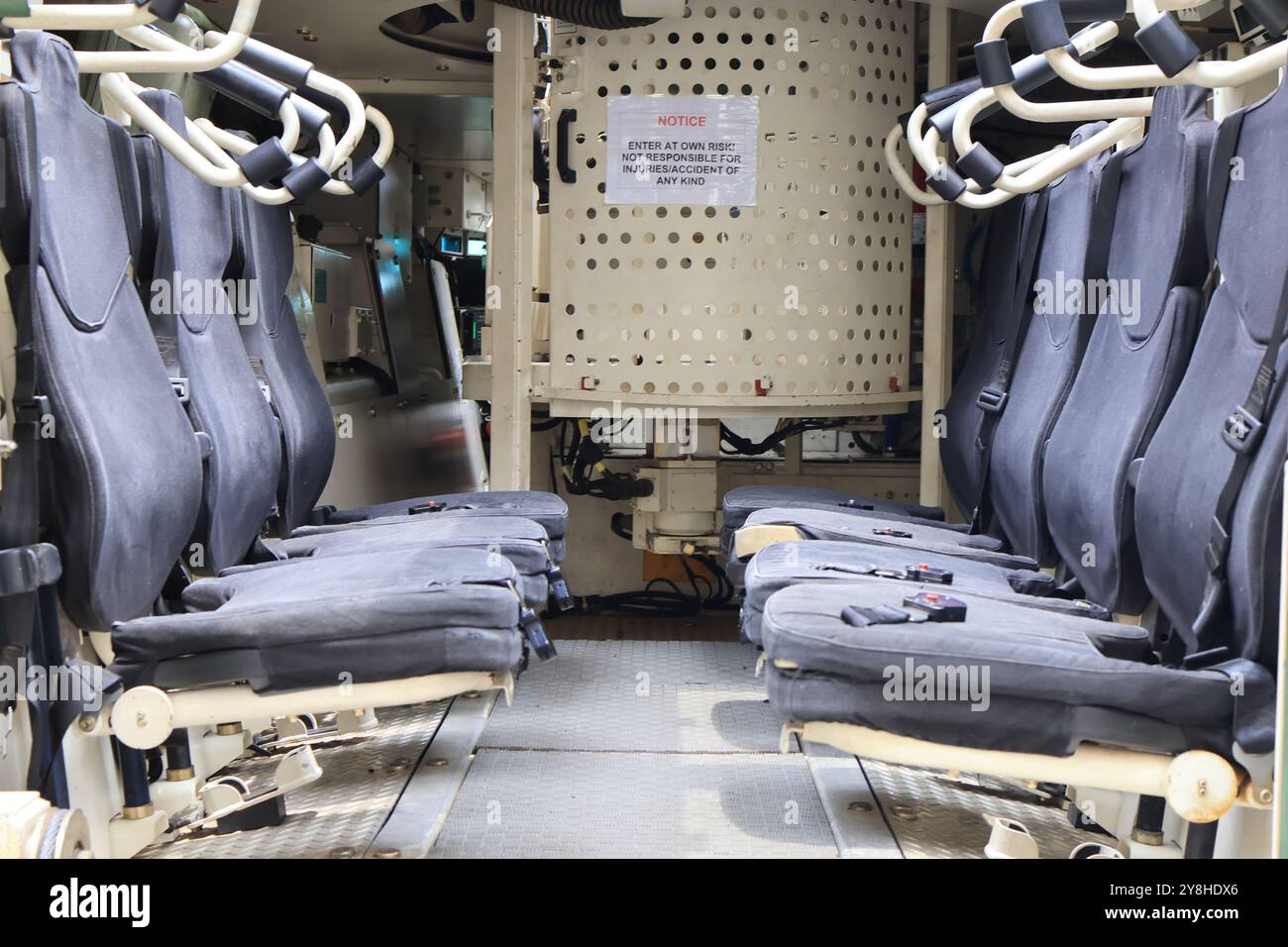Innenansicht eines Militärfahrzeugs mit sicheren, leeren Sitzen und robustem Design. Stockfoto