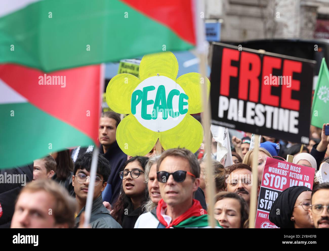 London, UK, 5. Oktober 2024. 1000 pro-palästinensische Anhänger marschierten ein Jahr nach dem 7. Oktober durch die Londoner Innenstadt. Plakate enthielten viele für „Hände des Libanon“ und „Starmer hat Blut an seinen Händen“. Die Polizei hielt die Demonstranten von einem israelischen Gegenprotest in Aldwych fern. Kredit : Monica Wells/Alamy Live News Stockfoto