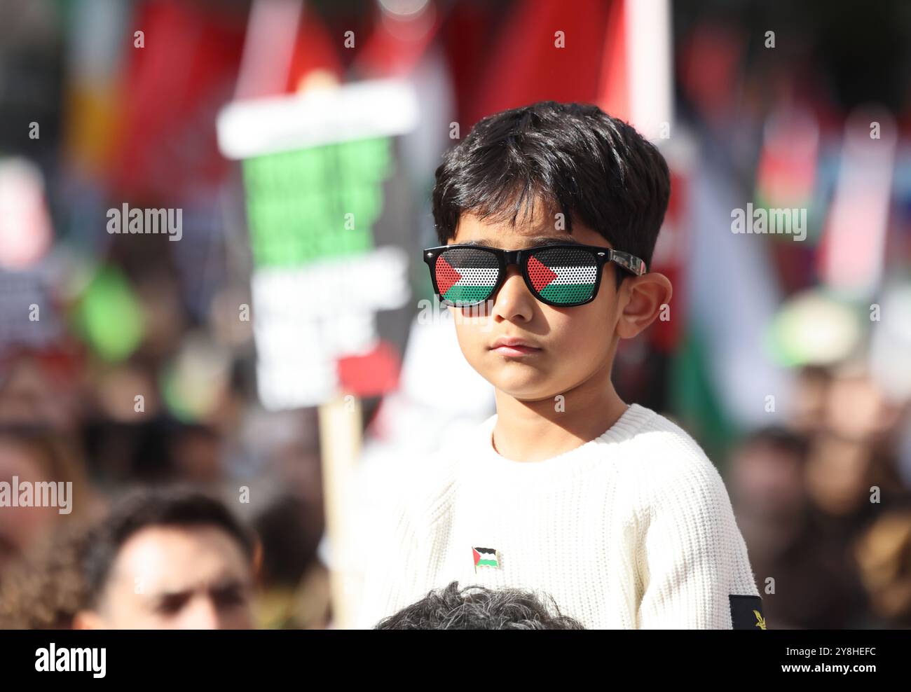 London, UK, 5. Oktober 2024. 1000 pro-palästinensische Anhänger marschierten ein Jahr nach dem 7. Oktober durch die Londoner Innenstadt. Plakate enthielten viele für „Hände des Libanon“ und „Starmer hat Blut an seinen Händen“. Die Polizei hielt die Demonstranten von einem israelischen Gegenprotest in Aldwych fern. Kredit : Monica Wells/Alamy Live News Stockfoto