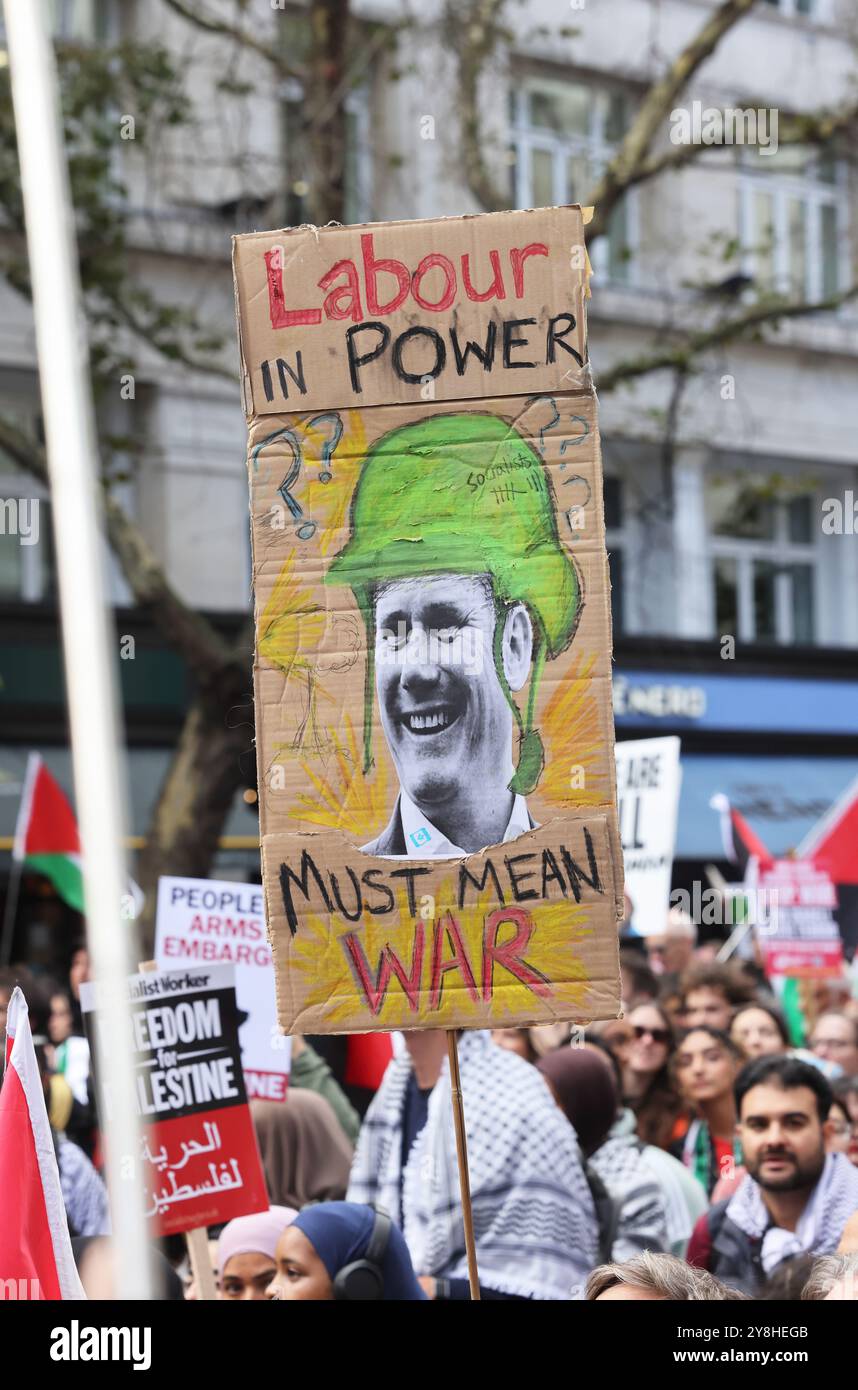 London, UK, 5. Oktober 2024. 1000 pro-palästinensische Anhänger marschierten ein Jahr nach dem 7. Oktober durch die Londoner Innenstadt. Plakate enthielten viele für „Hände des Libanon“ und „Starmer hat Blut an seinen Händen“. Die Polizei hielt die Demonstranten von einem israelischen Gegenprotest in Aldwych fern. Kredit : Monica Wells/Alamy Live News Stockfoto