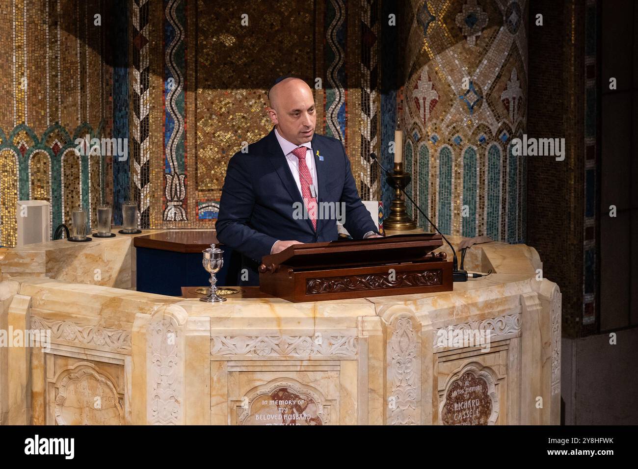 New York, USA. Oktober 2024. Jonathan Greenblatt, CEO und National Director von ADL, spricht während der Sonderaktion des Interfaith Shabbat Services zum Gedenken an den 7. Oktober 2024 im Tempel Emanu-El in New York. (Foto: Lev Radin/SIPA USA) Credit: SIPA USA/Alamy Live News Stockfoto