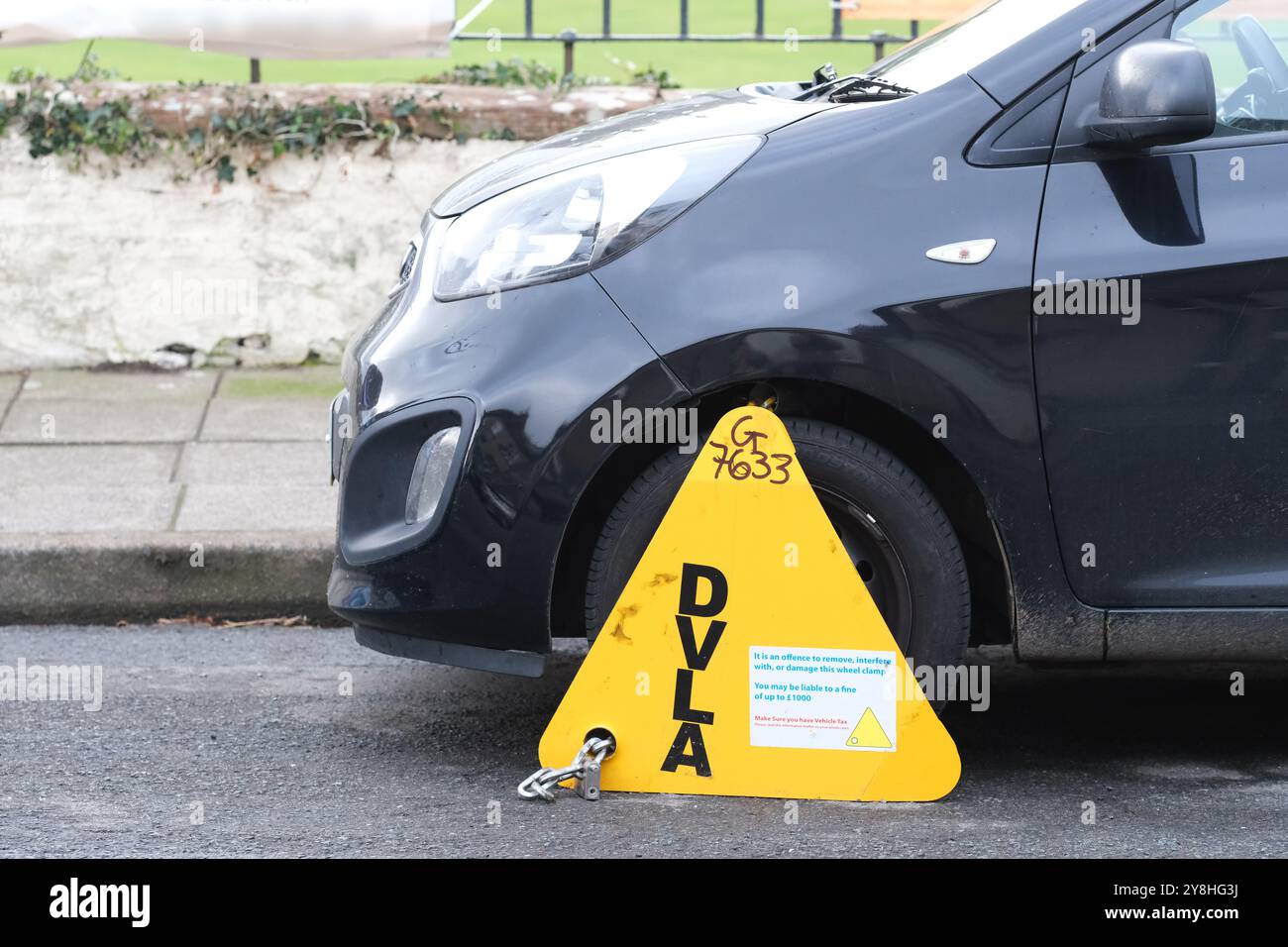 DVLA-Radklemme an einem Auto wegen Nichtzahlung der Kraftfahrzeugsteuer Foto vom Oktober 2024 Stockfoto