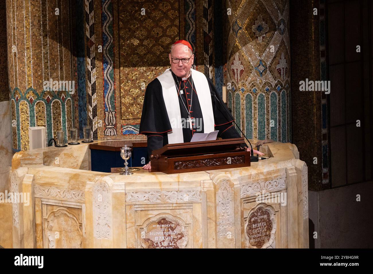 New York, USA. Oktober 2024. Kardinal Timothy Dolan spricht während des interreligiösen Sabbat-Gottesdienstes zum Gedenken an den 7. Oktober 2024 im Tempel Emanu-El in New York. (Foto: Lev Radin/SIPA USA) Credit: SIPA USA/Alamy Live News Stockfoto