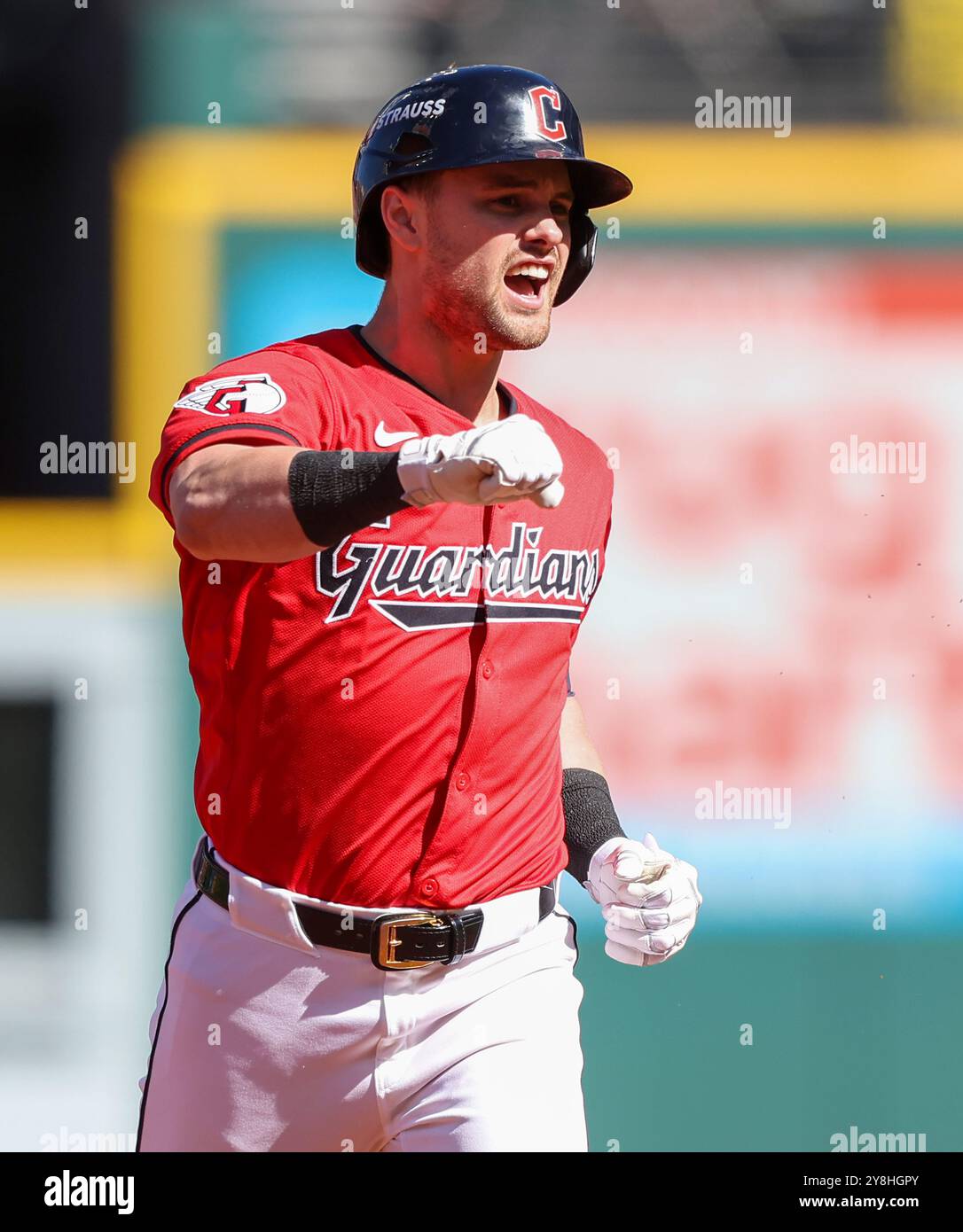 Cleveland, Usa. Oktober 2024. Cleveland Guardians' Lane Thomas (8) feiert am Samstag, den 5. Oktober 2024, einen 3-RBI-Homerun gegen die Detroit Tigers während des ersten Inning von ALDS Game 1 im Progressive Field in Cleveland, Ohio. Der Homerun kam in Thomas' erstem at-bat nach der Saison. Foto: Aaron Josefczyk/UPI Credit: UPI/Alamy Live News Stockfoto