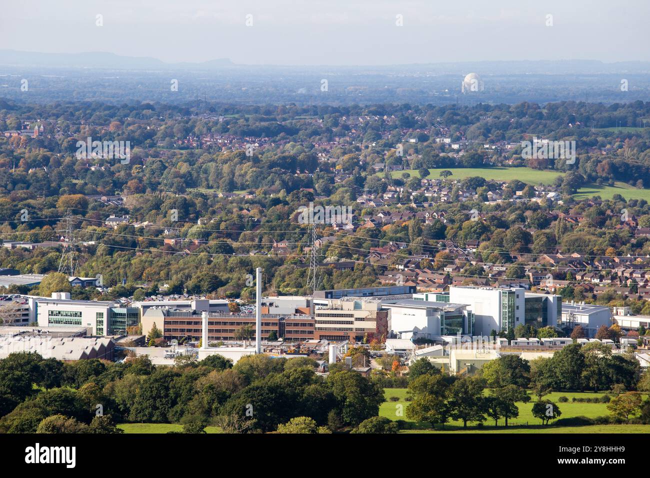Das Astra Zeneca-Werk für Pharmazeutika in Macclesfield Cheshire, vom Bergrücken von Kerridge in der Landschaft von Cheshire aus gesehen Stockfoto