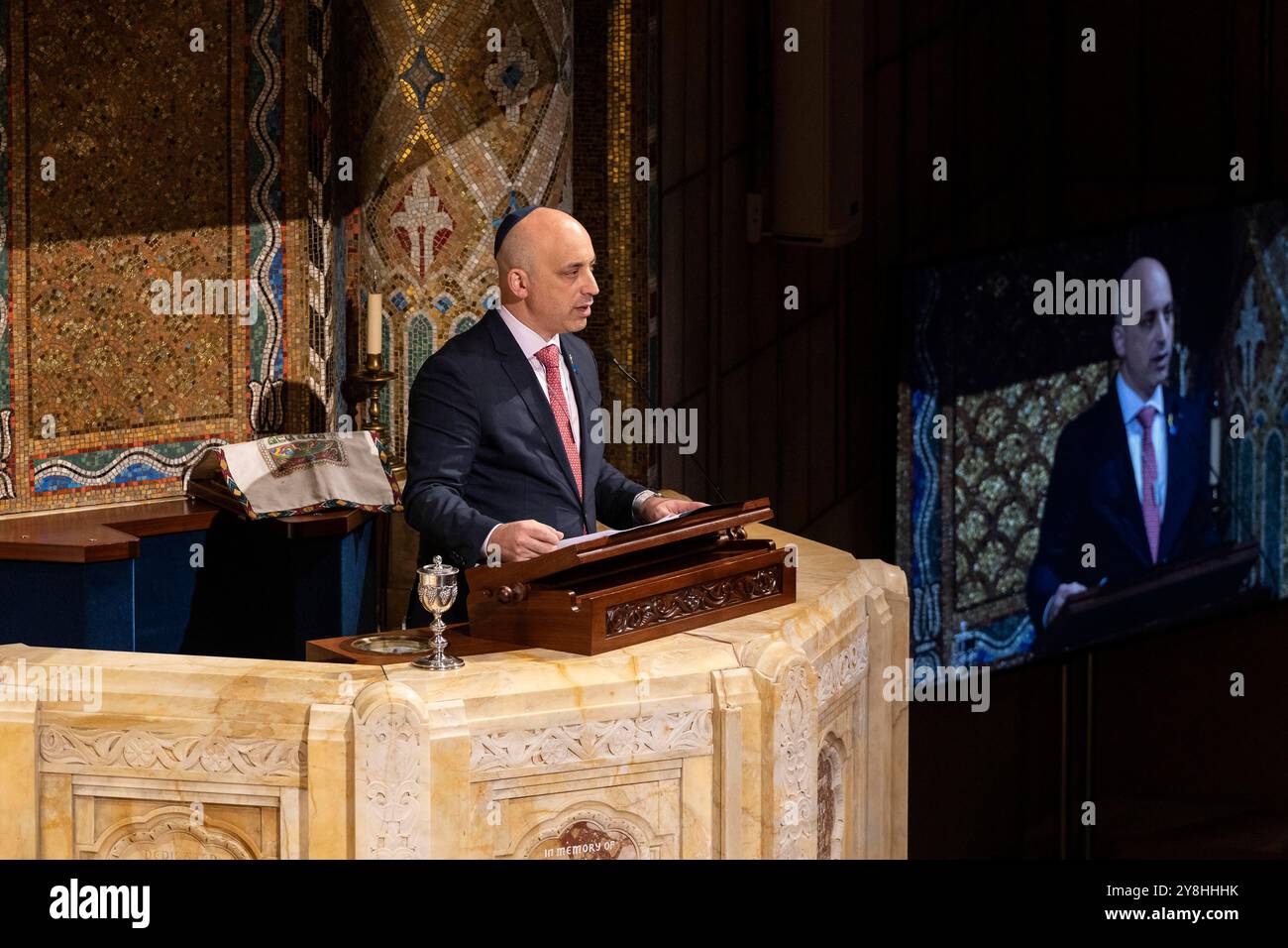 New York, New York, USA. Oktober 2024. Jonathan Greenblatt, CEO und National Director von ADL, spricht während der Interfaith Shabbat Services zum Gedenken an den 7. Oktober 2024 im Tempel Emanu-El in New York (Foto: © Lev Radin/ZUMA Press Wire) NUR ZUR REDAKTIONELLEN VERWENDUNG! Nicht für kommerzielle ZWECKE! Stockfoto