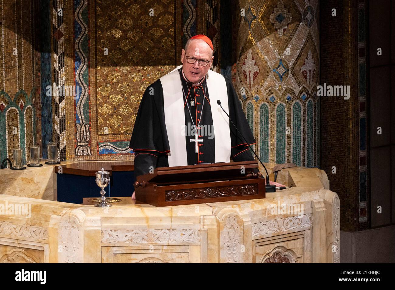 New York, New York, USA. Oktober 2024. Kardinal Timothy Dolan spricht während des interreligiösen Shabbat-Gottesdienstes zum Gedenken an den 7. Oktober 2024 im Tempel Emanu-El in New York (Foto: © Lev Radin/ZUMA Press Wire) NUR ZUR REDAKTIONELLEN VERWENDUNG! Nicht für kommerzielle ZWECKE! Stockfoto