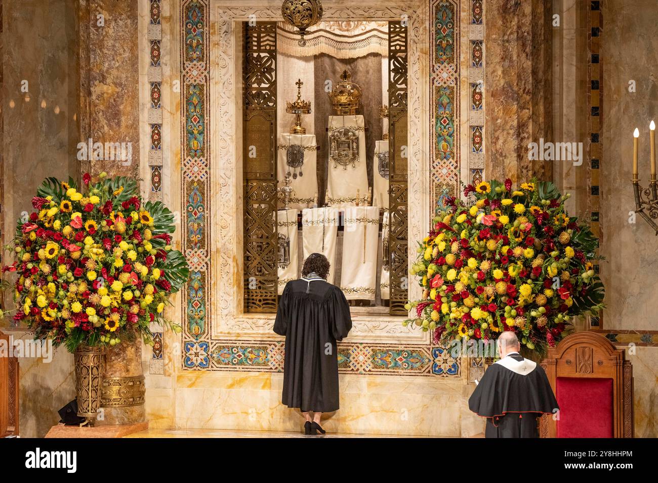 New York, New York, USA. Oktober 2024. Kardinal Timothy Dolan und Rabbiner Amy ehrlich beten vor der geöffneten aron kodesh, der heiligen Arche, in der während der speziellen interreligiösen Shabbat-Dienste zum Gedenken an den 7. Oktober 2024 im Tempel Emanu-El in New York (Foto: © Lev Radin/ZUMA Press Wire) NUR REDAKTIONELLE VERWENDUNG VERWENDET WERDEN! Nicht für kommerzielle ZWECKE! Stockfoto