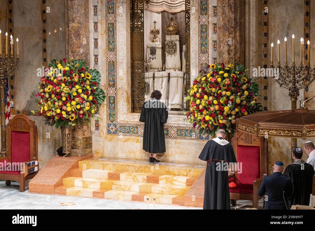 New York, New York, USA. Oktober 2024. Kardinal Timothy Dolan, Pastor Jared R. Stahler, ADL-CEO und Nationaldirektor Jonathan Greenblatt nehmen an speziellen Interfaith Shabbat Services Teil, die zum Gedenken an den 7. Oktober 2024 im Tempel Emanu-El in New York am 4. Oktober 2011 STATTFANDEN (Foto: © Lev Radin/ZUMA Press Wire). Nicht für kommerzielle ZWECKE! Stockfoto