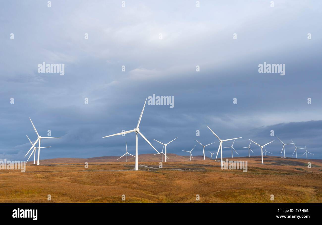 Aus der Vogelperspektive von Windturbinen in der Nähe von Altnaharra in Sutherland, Scottish Highlands, Schottland, Großbritannien Stockfoto