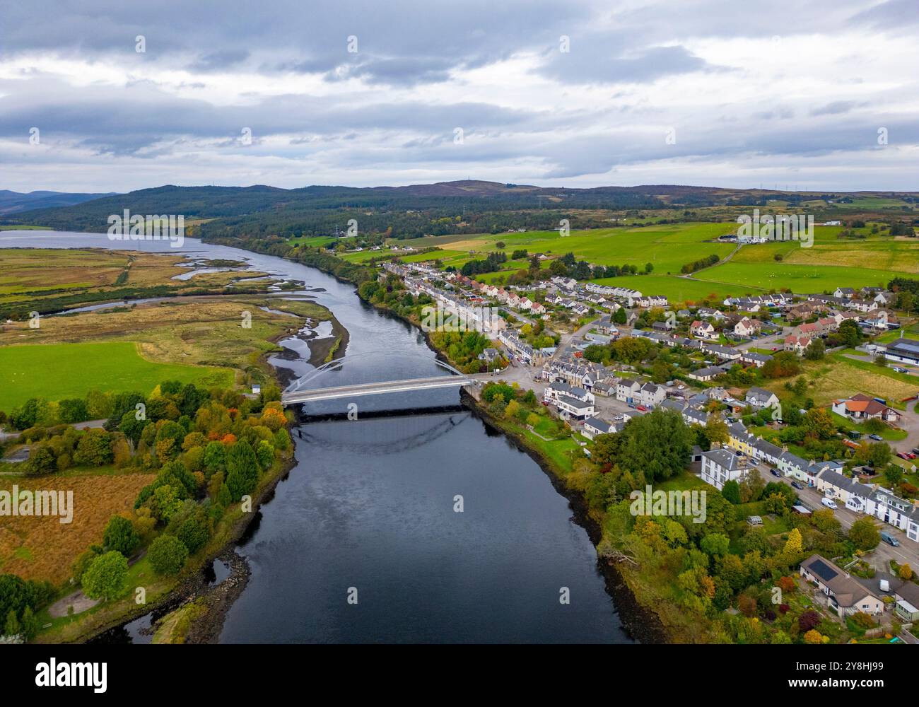 Luftaufnahme von der Drohne des Dorfes Bonar Bridge auf Kyle of Sutherland, Scottish Highlands, Schottland, Großbritannien Stockfoto