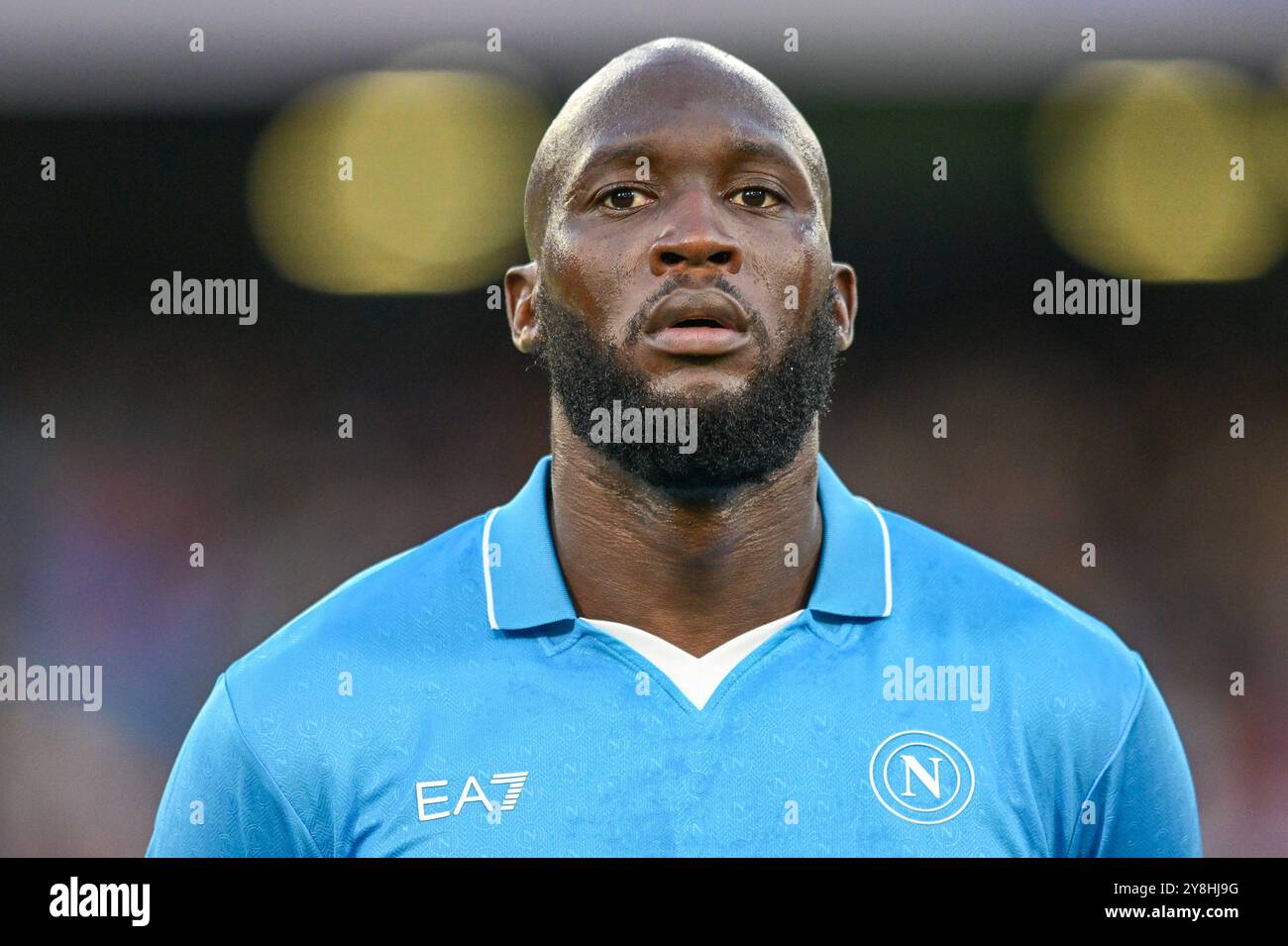 Romelu Lukaku vom SSC Napoli sieht beim Spiel der Serie A zwischen SSC Napoli und Como 1907 im Diego Armando Maradona Stadium in Neapel auf O an Stockfoto