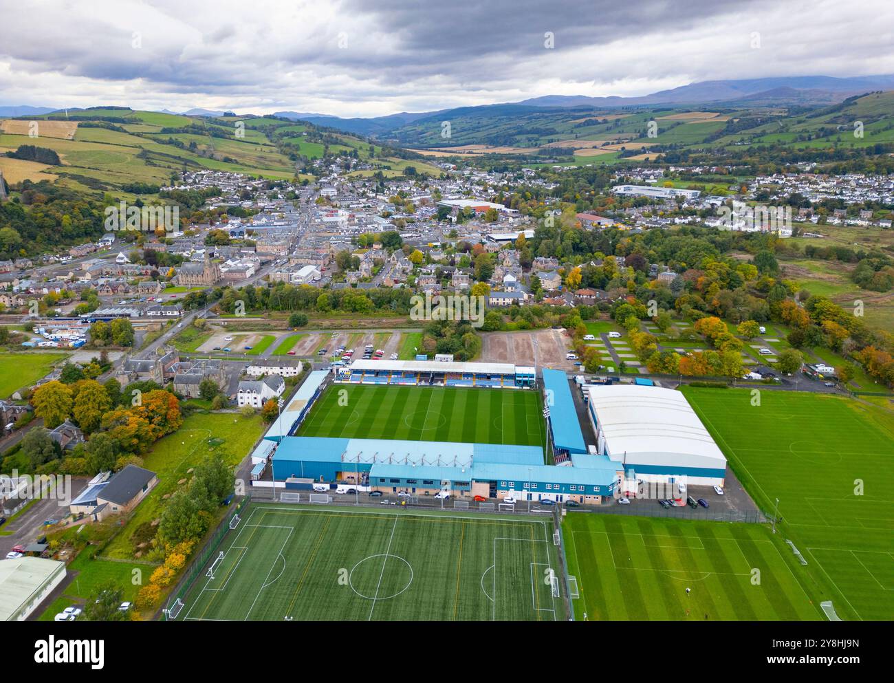 Aus der Vogelperspektive von der Drohne im Victoria Park (Global Energy Stadium), dem Heimstadion des Fußballteams Ross County in Dingwall, Scottish Highlands, Schottland, USA Stockfoto