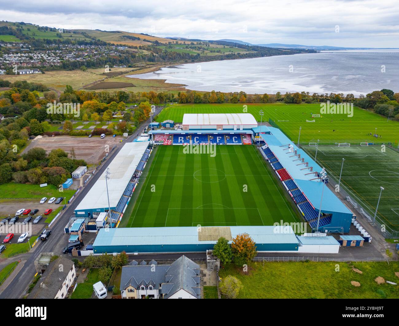 Aus der Vogelperspektive von der Drohne im Victoria Park (Global Energy Stadium), dem Heimstadion des Fußballteams Ross County in Dingwall, Scottish Highlands, Schottland, USA Stockfoto